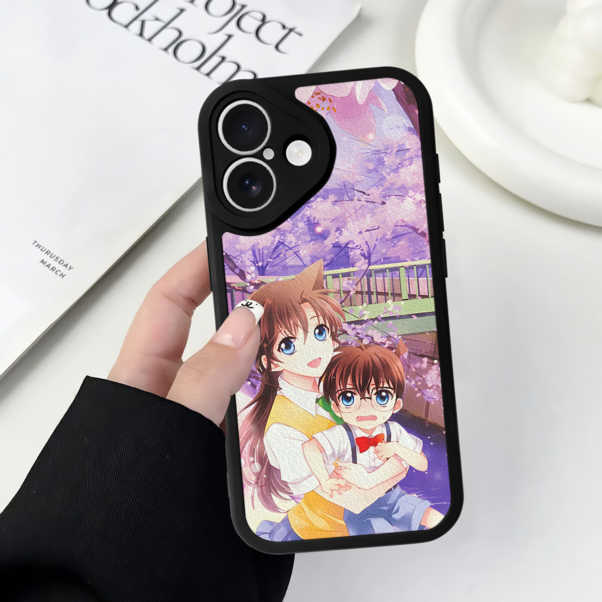 （画像用） 名探偵コナン Detective Conan 【iPhone 16シリーズ対応】シリコンスマホケース（レザー調） 材質：シリコン